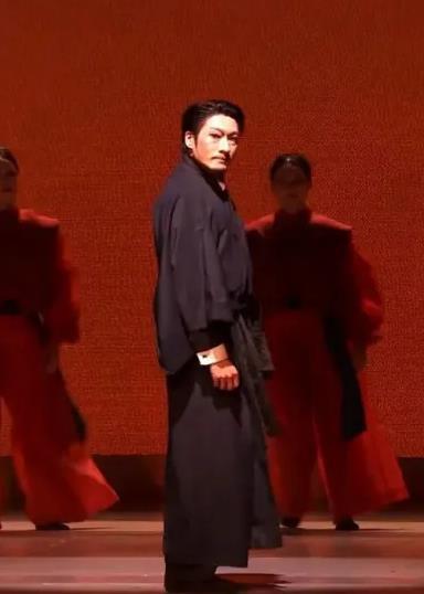 演员回应脱掉和服才向观众鞠躬致谢 舞剧《大染坊》谢幕环节，饰演日本商人藤井的舞者