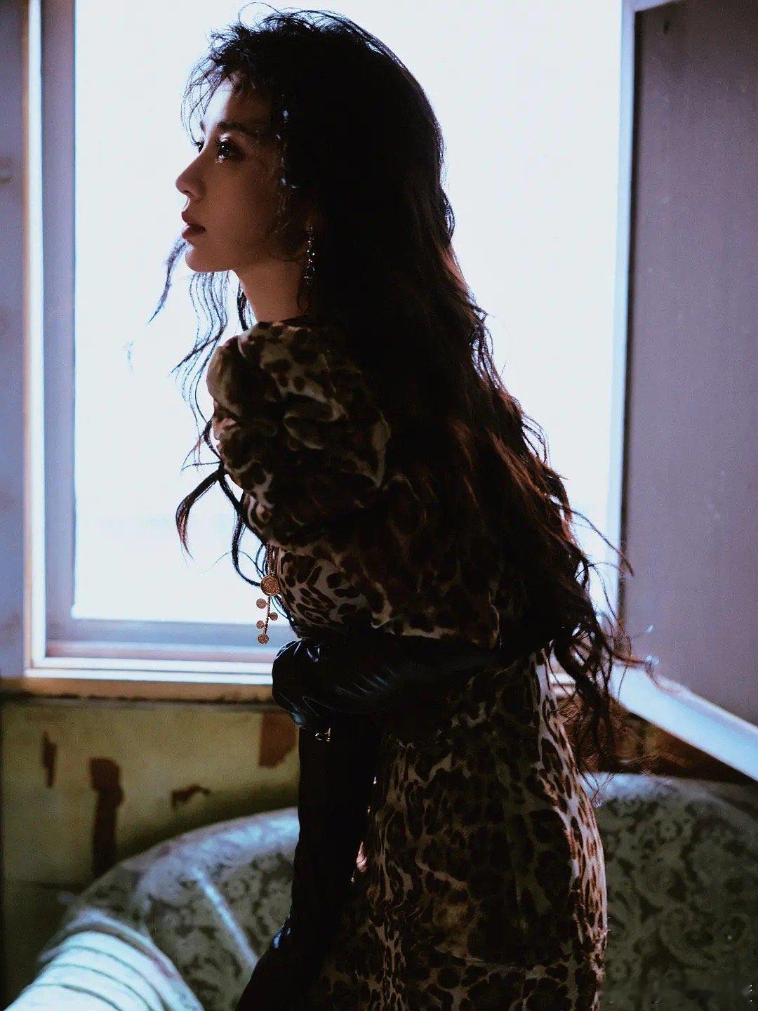 田曦薇尖叫之夜出图，新复古的风格来看看怎么样！ 