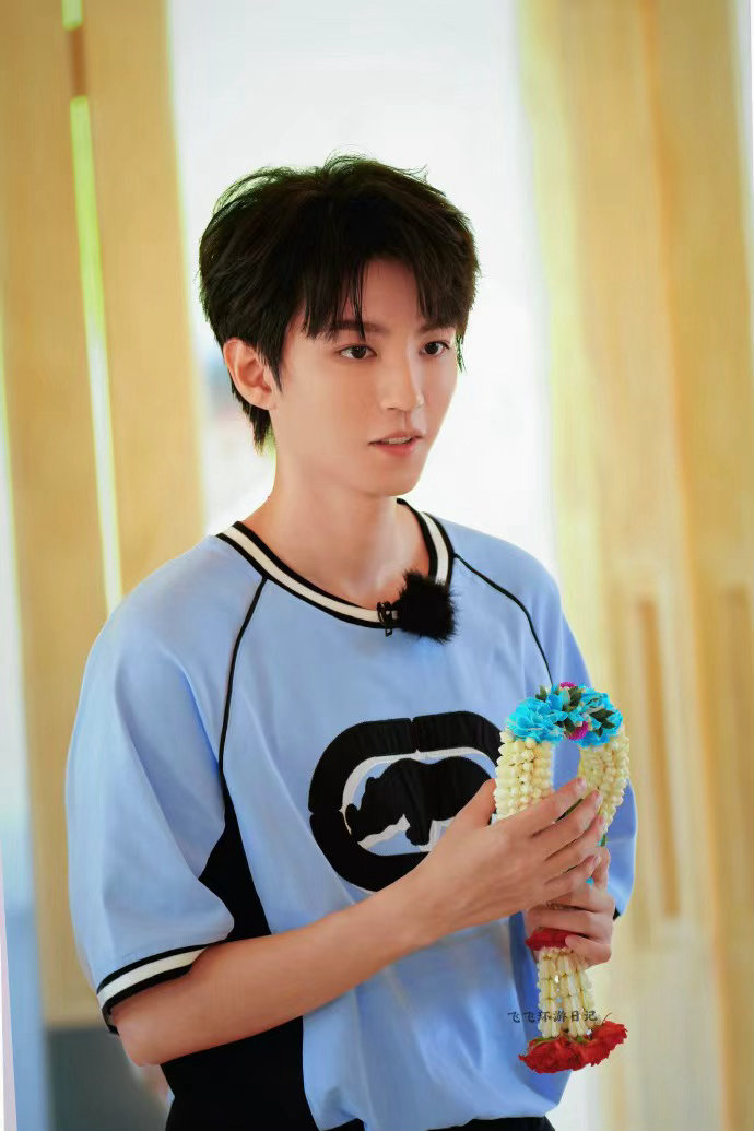 王俊凯白天清爽男大晚上炸毛小狗王俊凯的班味 王俊凯的班味，王俊凯白天清爽男大晚上