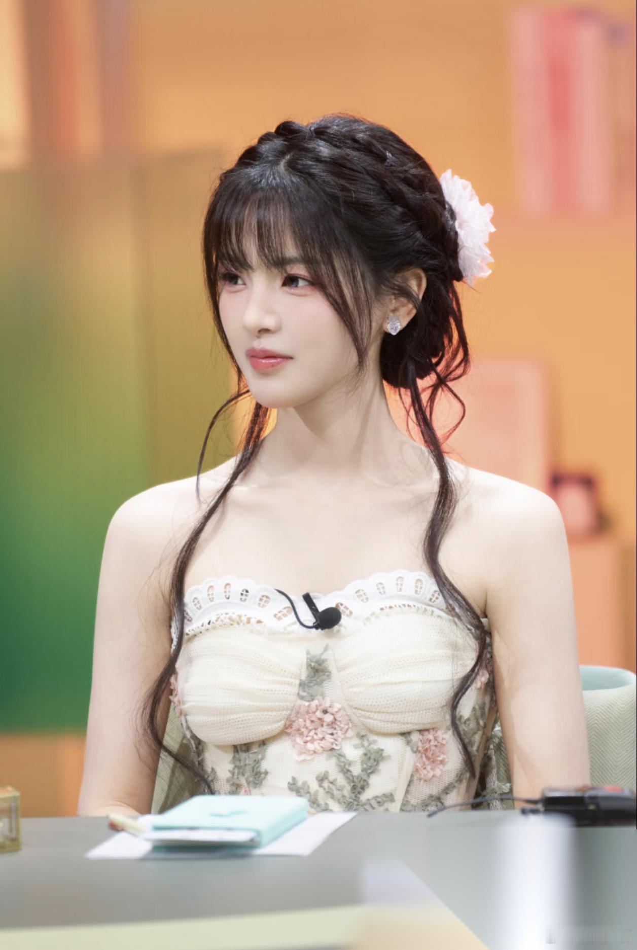 杨超越，你的造型上限到底在哪？ 谁懂啊！她真的把“建模脸”三个字演活了。 甜妹、