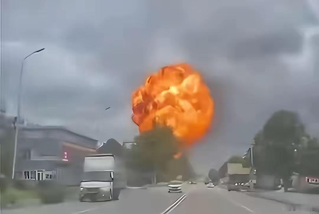 乌克兰无人机摧毁俄第三大城市叶卡捷琳堡一座能源枢纽
炼油厂爆炸喷出大火球。