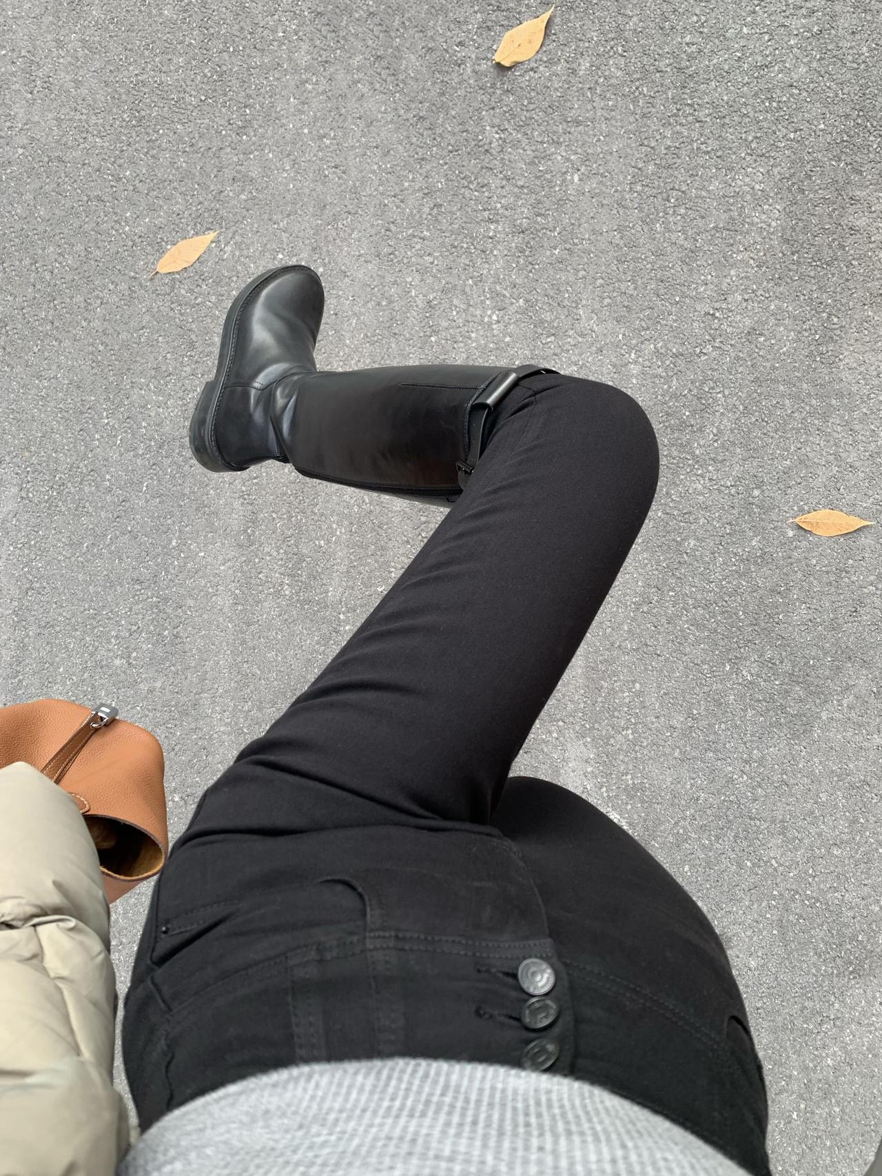 冬天这氛围感是偷偷加载完成了吧！
一出门冷风直往脸上扑，路灯下的树影光秃秃晃悠，