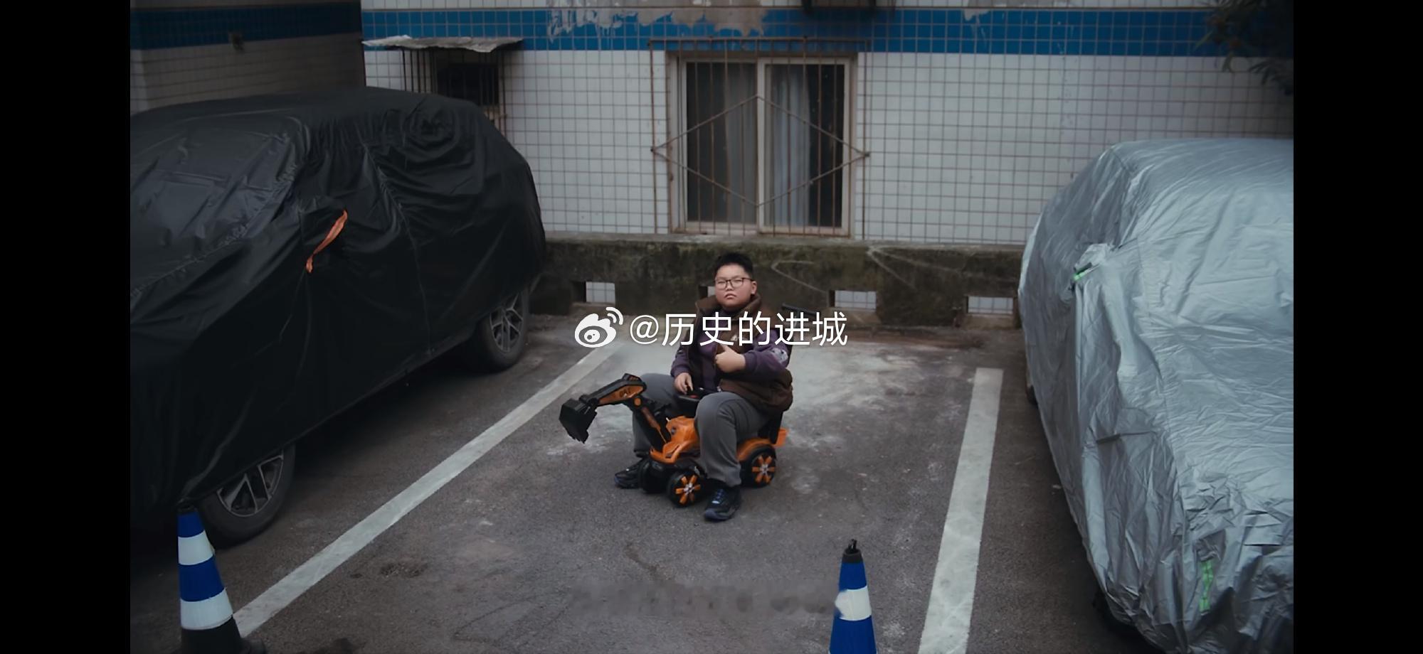 献给汽修工人李尚国李尚国修了半辈子车，底盘、操控、电机，样样都在他心里。从满街自