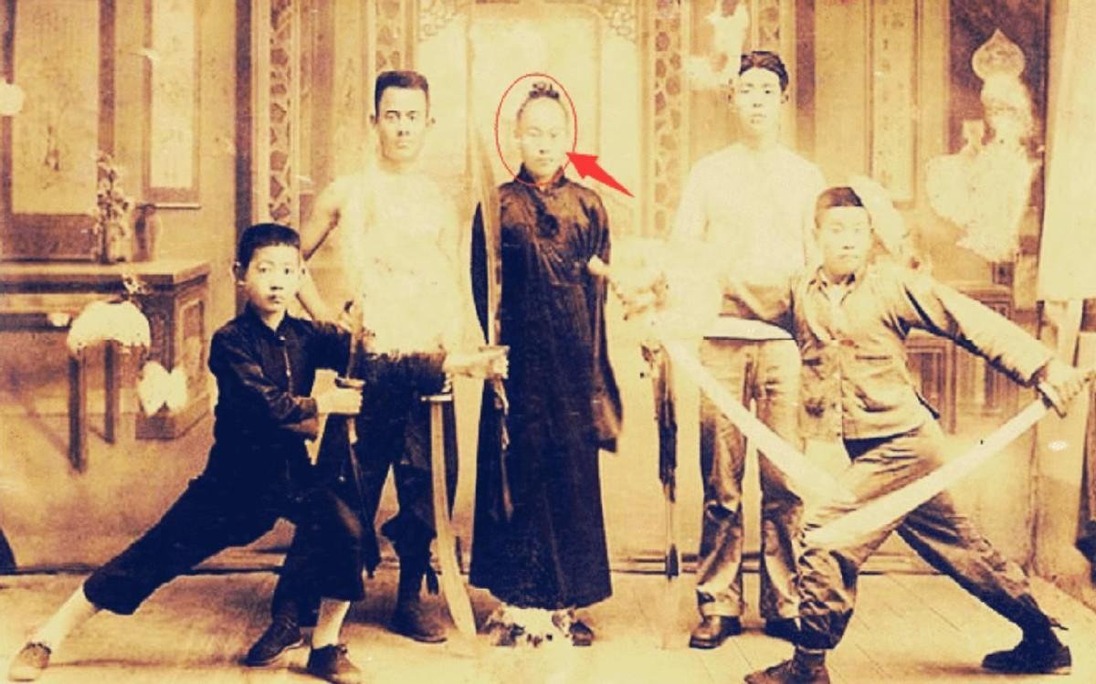 1938年，天后宫附近驻扎的日军，一到夜里就腿肚子打颤，因为附近出了一个“刺客”