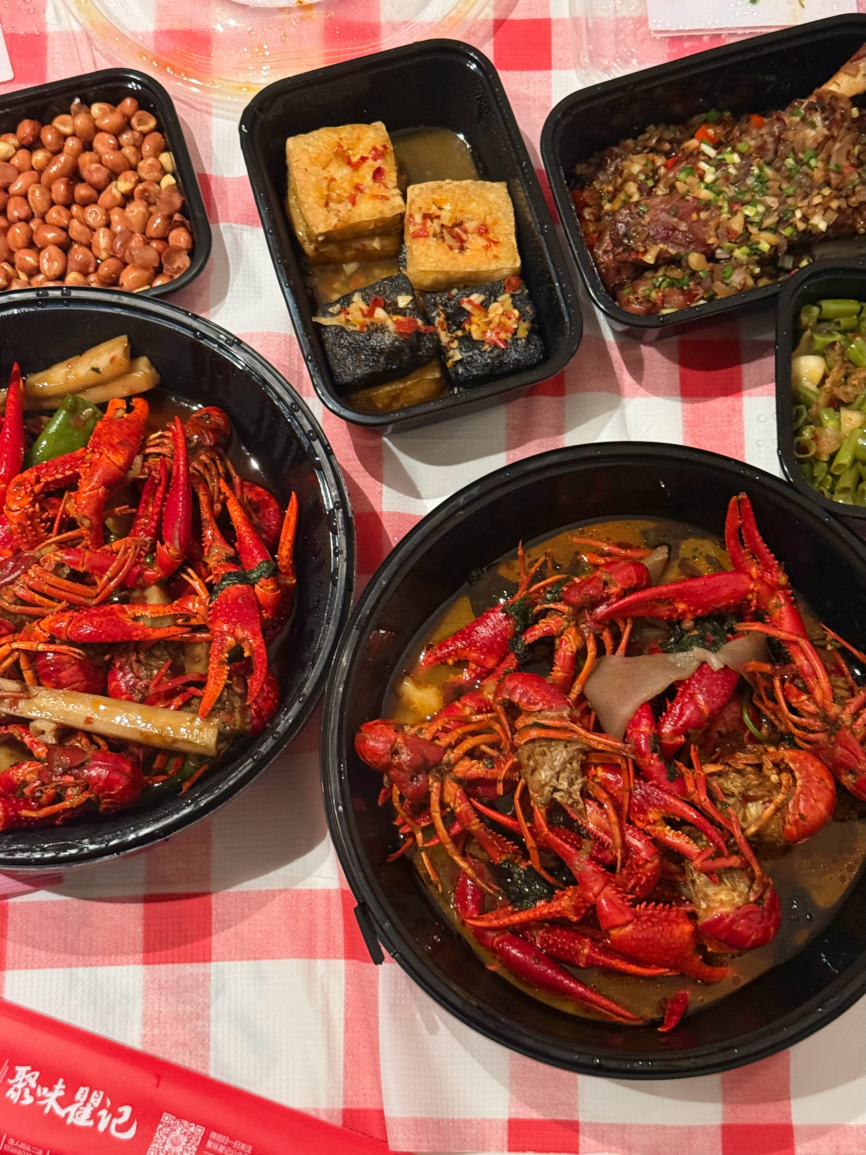 不是晚上吃太撑出来散步消食的吗怎么又在这排队买臭豆腐 
