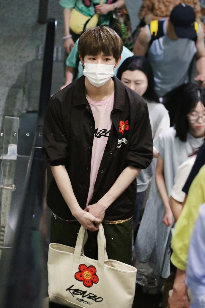 田嘉瑞第二次受邀参加 KENZO 2026春夏男装秀，机场造型也是上身品牌全套系