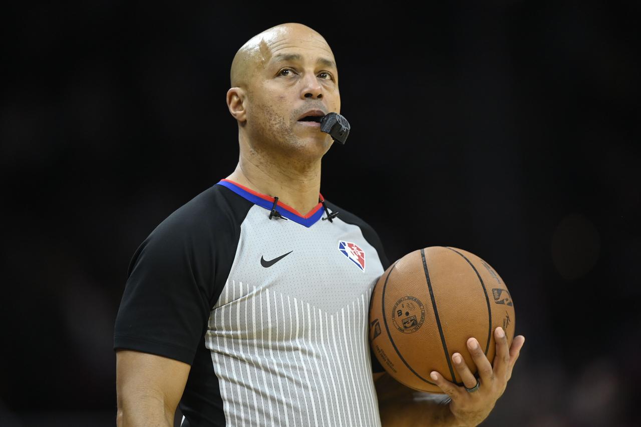 哈哈哈哈，NBA的裁判问题，原来也是如此严重。

原以为只有我们这样不成熟的联赛