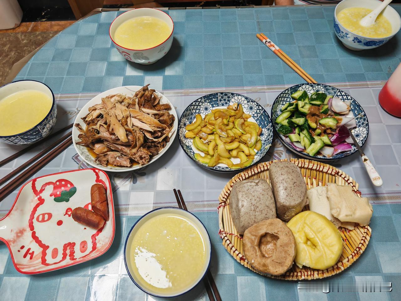 昨天晚饭主食煮的二米粥（大米小米），腾的黑米馒头和杂粮窝头，荤菜腾的剩烧鸡，素菜