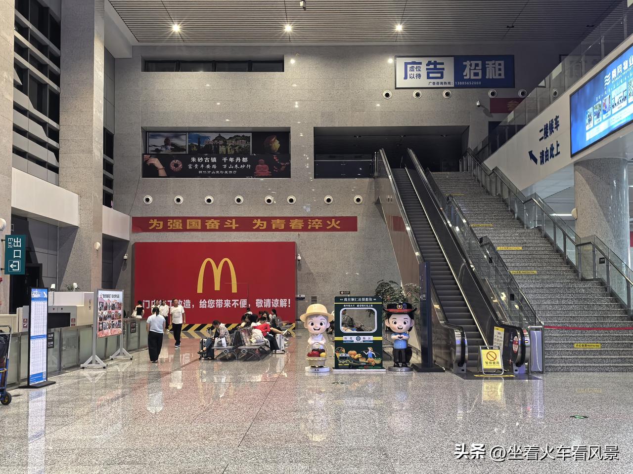 不懂就问，这种开在火车站候车室的快餐厅，能盈利吗？图片是一个八线地级市的火车站候