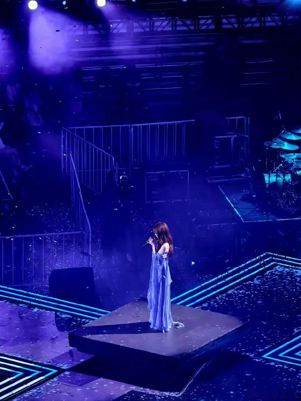 谭松韵首次当演唱会嘉宾把谭松韵打包送去浪姐助演谭松韵昨晚超会唱！！我已经幻想是在