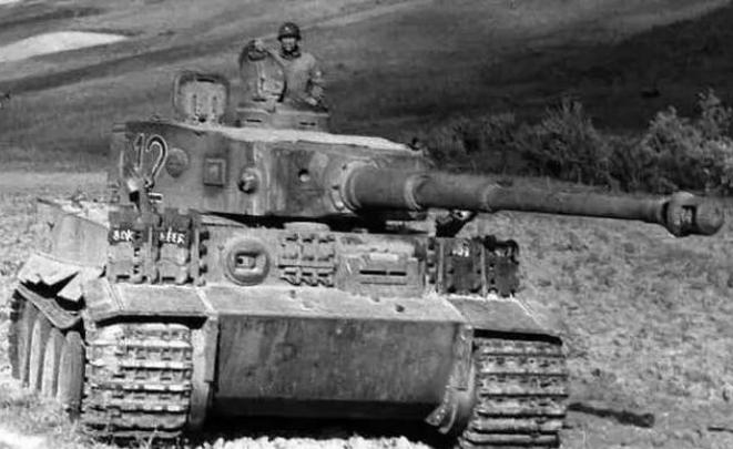 为什么虎式坦克会被那么多人追捧吹上天？想想在1942年8月，你开着T-34-76