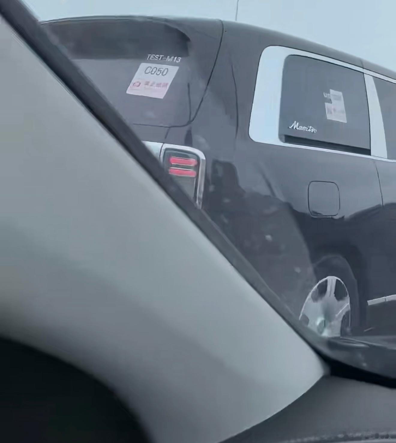 看来尊界的MPV「尊界V800」要来了，这不都已经在无伪装路测了，车尾挺敦实，车