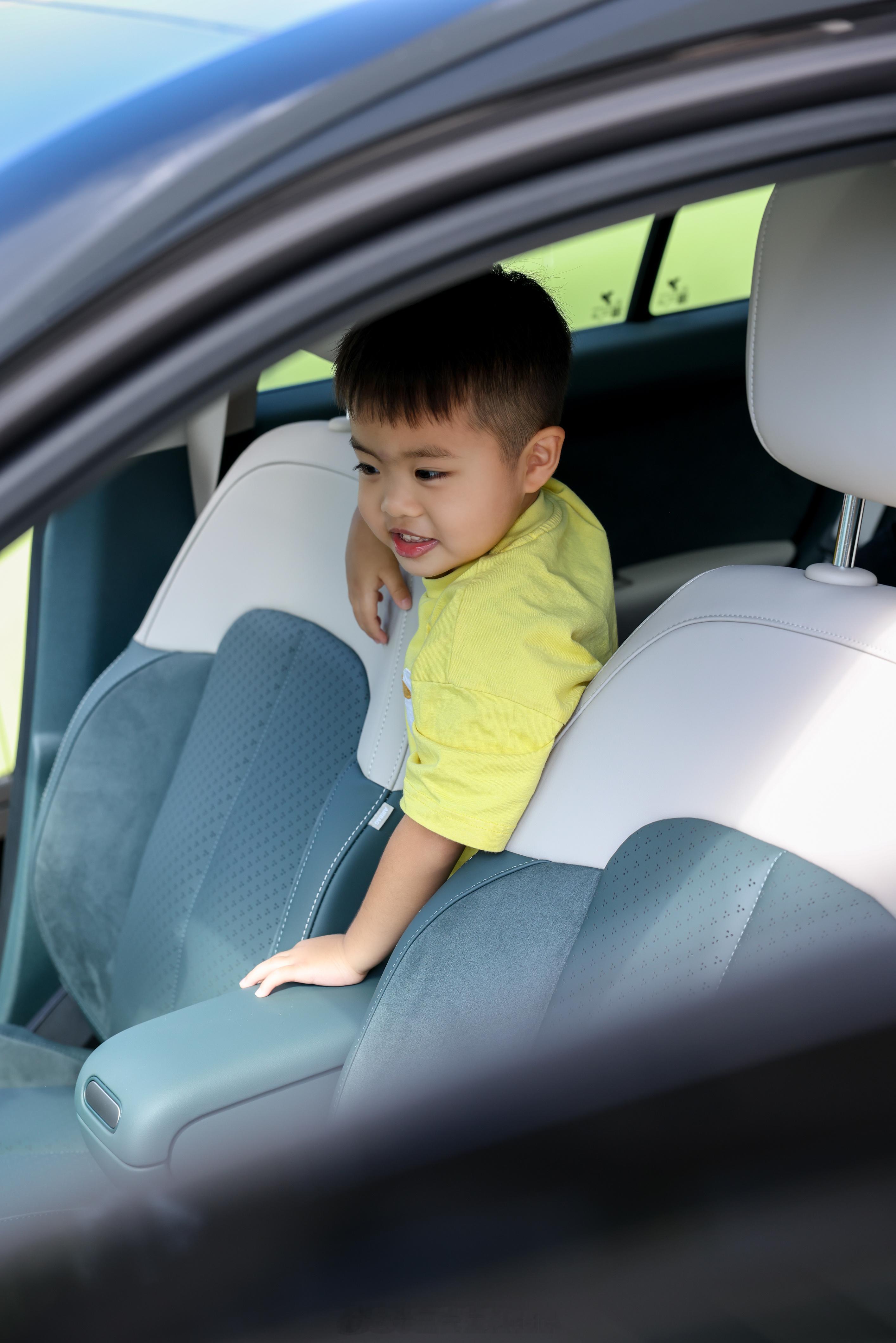 新加坡的蔚来萤火虫开始交付了，1月8日右舵车型在新加坡车展全球首发，不到一个月就