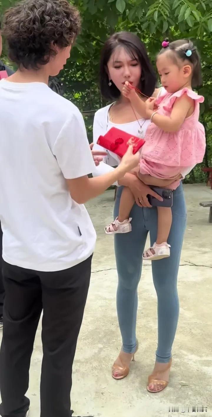 庞麦郎对龚玥菲的女儿特别好，买了很多礼物，还包了一个大红包！

龚玥菲说，庞麦郎
