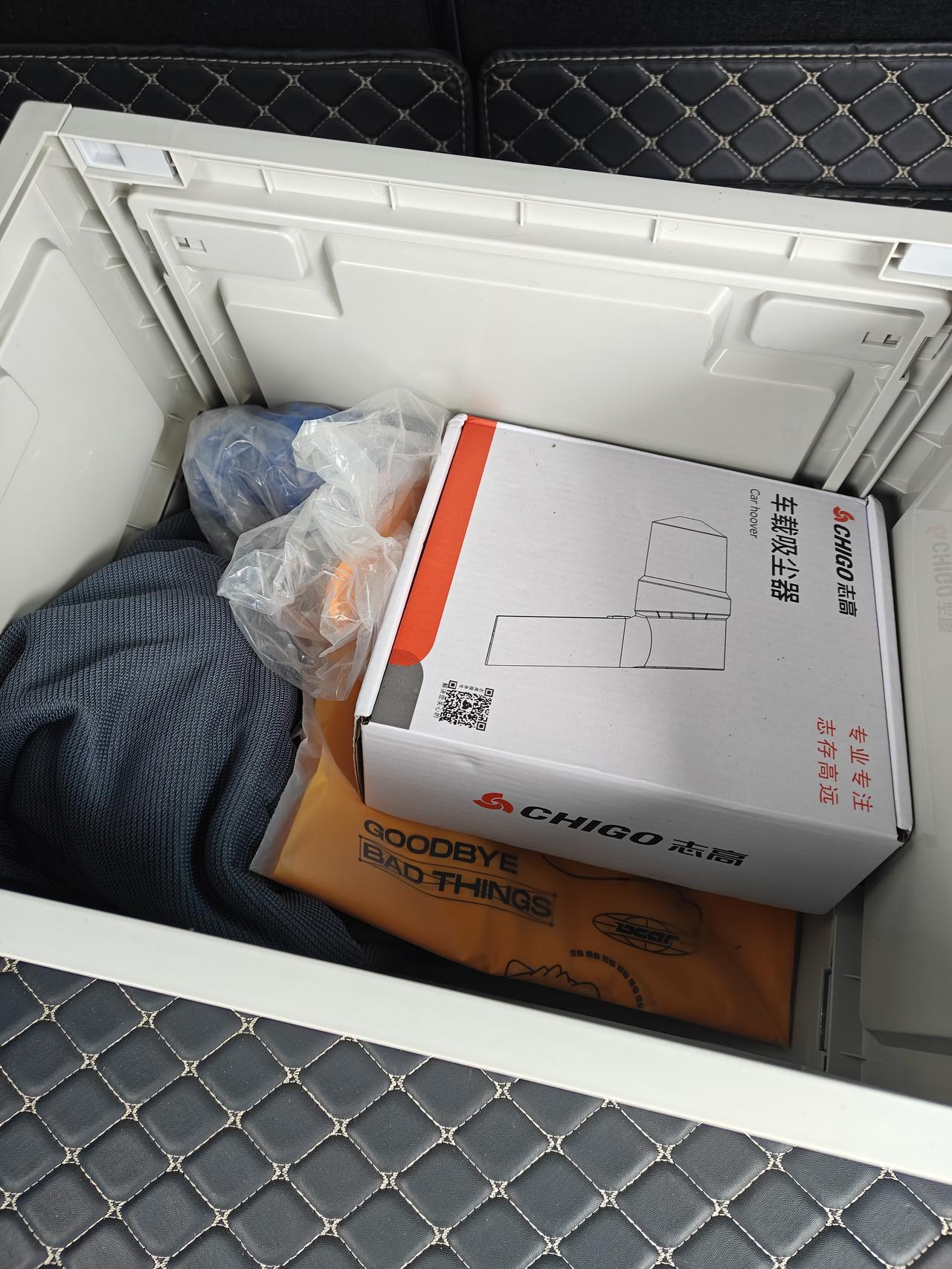 我的车虽然后备箱很大，但我并不会随意把东西扔在后备箱。用积分兑换了一个小箱子，把