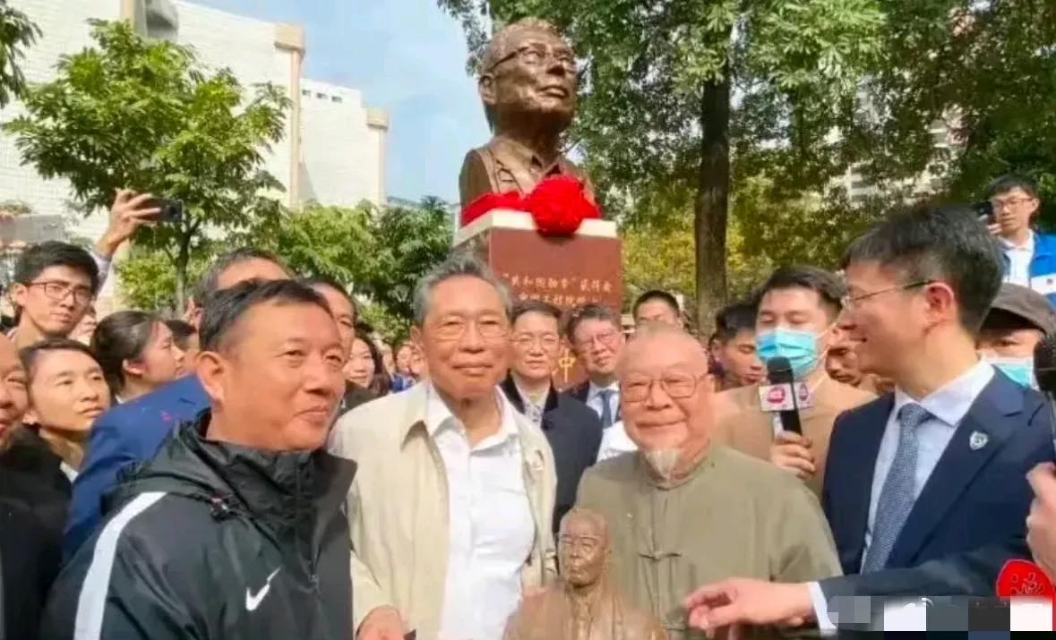 钟南山院士亲自为自己的雕像揭牌，他可能觉得他的丰功伟绩要流传千古了。要不是钟老及