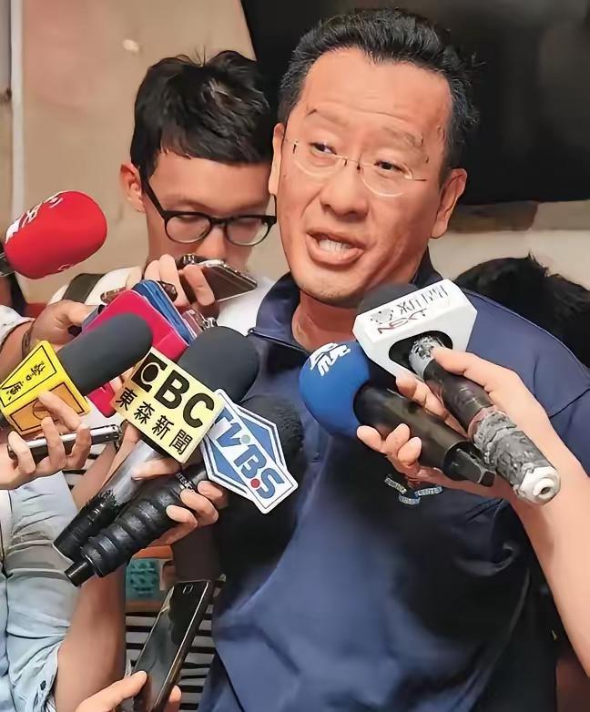 新加坡正在作死的路上狂奔。黄循财罕见表态“新加坡做好准备，武装保卫自己”，黄总理