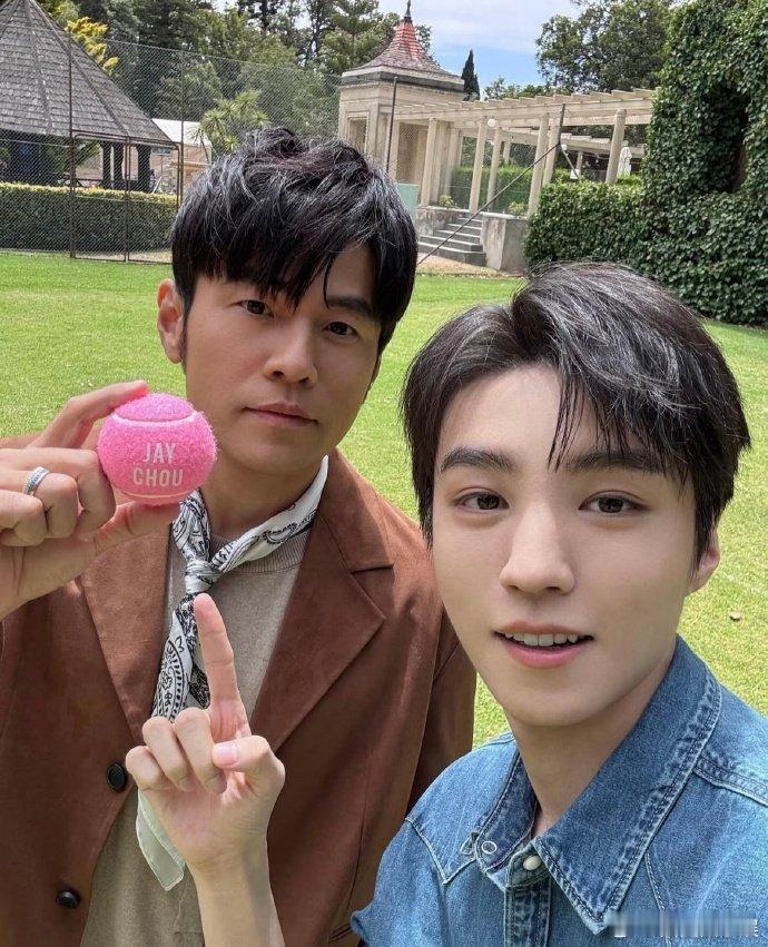 王俊凯ins晒与周杰伦自拍 王俊凯更新和周杰伦合照，能不能dream一个合作呢~