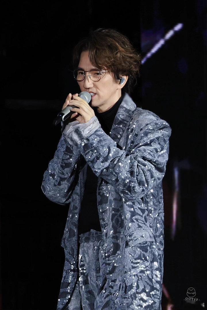 歌手一周年陈楚生林志炫再同框谁能想到陈楚生演唱会惊喜嘉宾是林志炫！时隔一周年再度