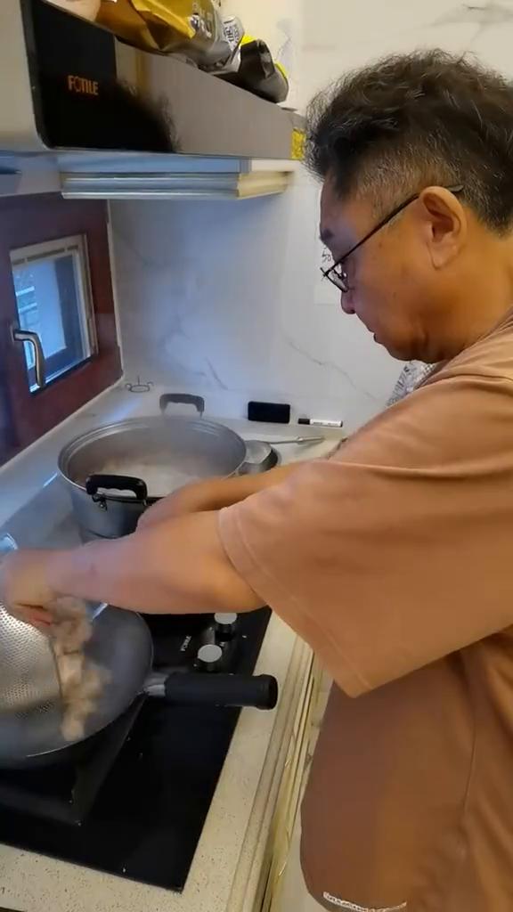 咱们好好的过一回吃红烧肉的瘾。肉块下锅以前比南方人多一个炒糖色的手续，为的是让肉