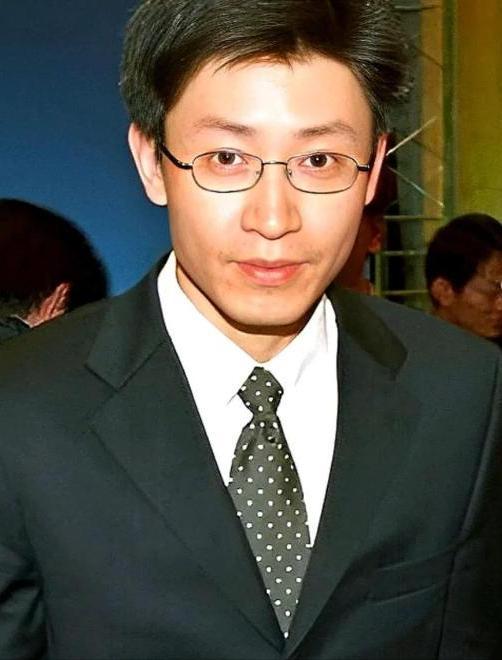 “芯片天才”陈进，卷走国家十几亿科研经费，潜逃美国藏身。他凭一己之力，硬生生将国