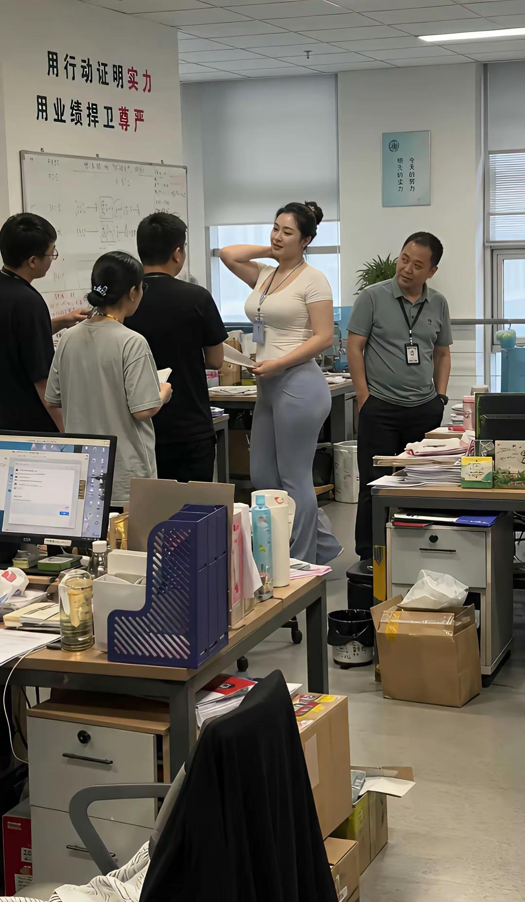 身材长相属于软实力，领导能力是硬实力。在特定时空里，男多女少或女性稀缺的环境里，