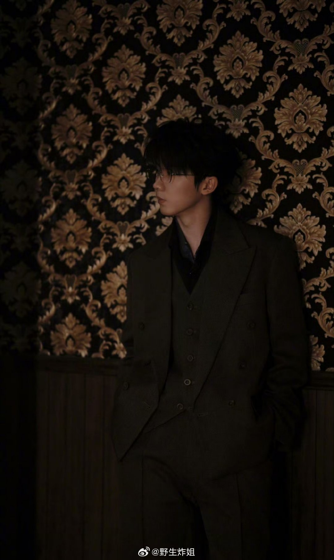 一起来看看马嘉祺的最新妆造，直接是西装搭配金丝眼镜，这个模样真的挺有霸道总裁的韵