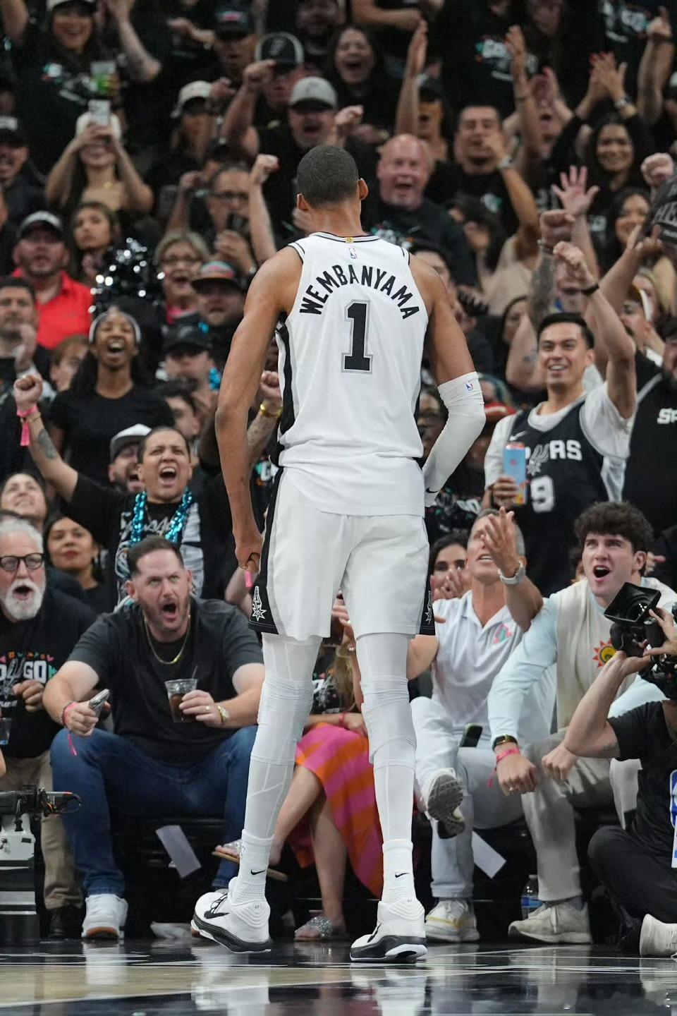 前NBA球员弗莱盛赞文班亚马  NBA西部决赛G1，马刺双加时122-115力克