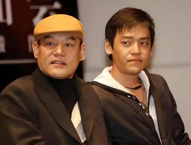 那年，巍子将儿子送到国外留学，没想到他花钱如流水，买个眼镜花了2100...