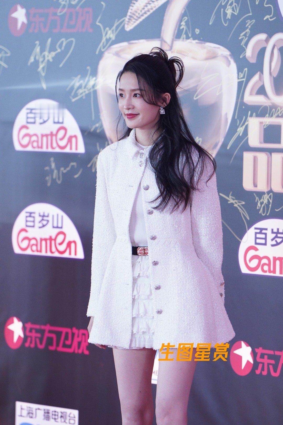 李沁红毯第二视角生图，沁沁连头发丝儿都美得让人心动[给你小心心][羞嗒嗒] ​​