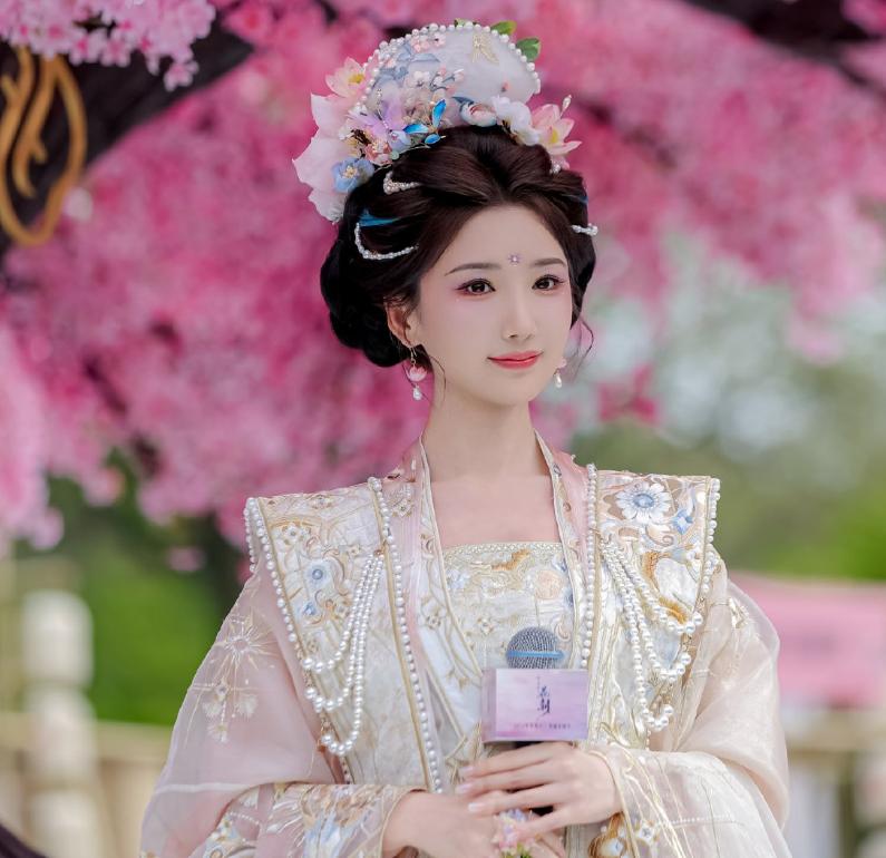 毛晓彤的花朝节造型真是美，像极了花神降临，仙气飘飘。