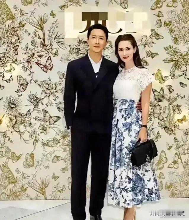 韩庚与妻子合照，镜头下的他们好恩爱啊！妻子窈窕的身段，端庄的容颜，温柔的气质与韩