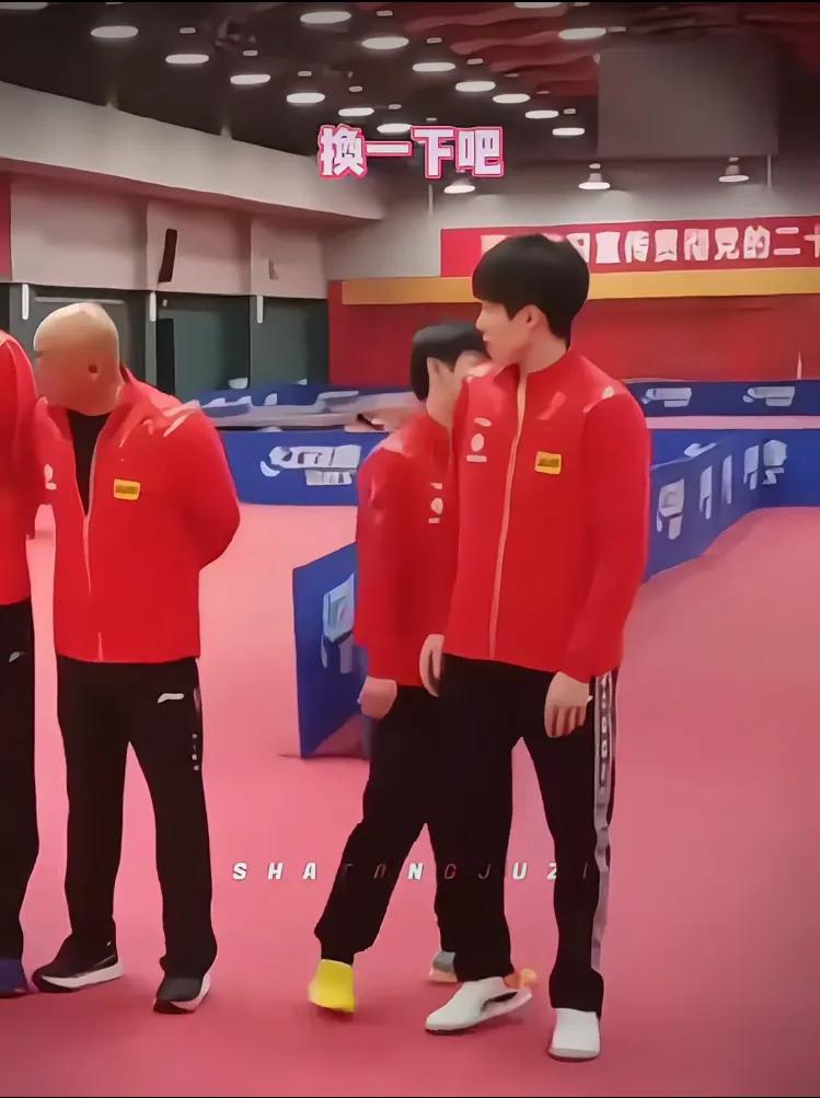 莎宝站在肖指和楚钦中间拍照
莎宝说换一下吧
楚钦说你有点儿像奥利奥那个夹心儿
逗
