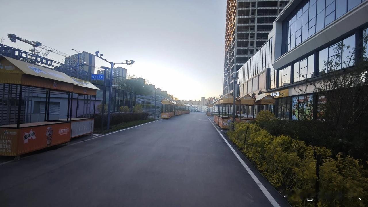 即将进入夜市旺季，到处生根发芽了，紫金城市广场门口也会有一个。