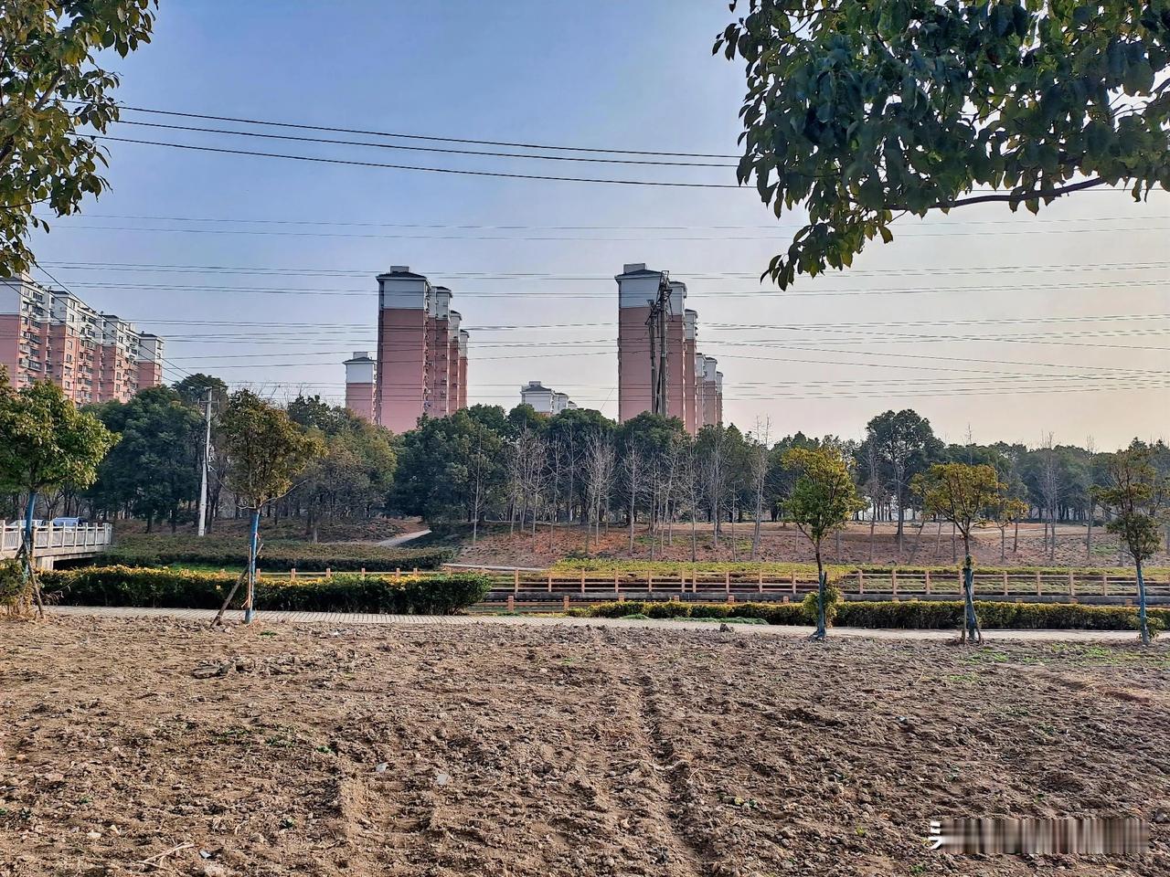 冬日生活打卡季新建的大型居民社区永康城，周围清澈的河水静静地流，环境优美。