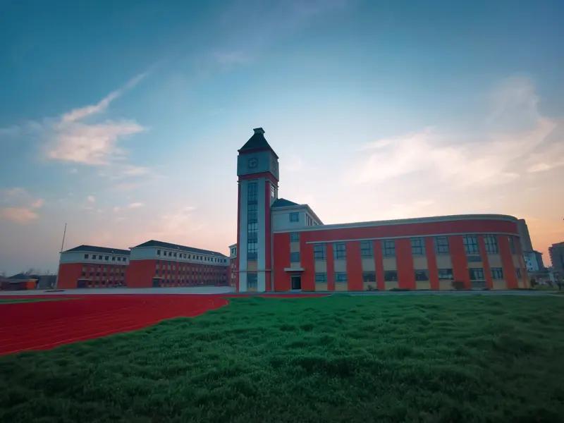 在公办学校当校长，很多光环其实都是平台给的。
生源好、经费足、政策稳、老师强。