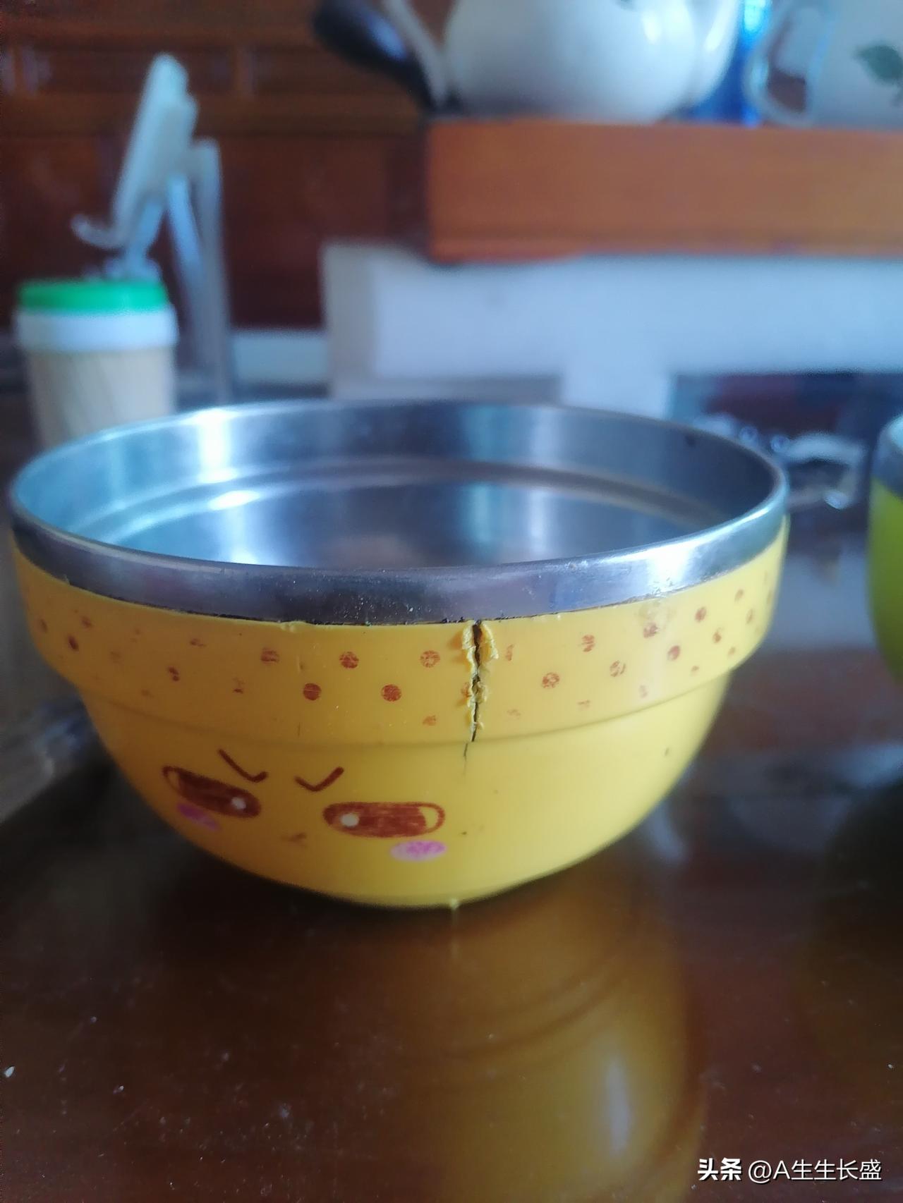 这种里面不锈钢外面塑料的碗不要买，家里买了一个结果塑料裂了会进水，于是再买了一个