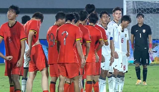 绷不住了！三个月前刚踢了人家一个7-0，今天凌晨就被同一个对手1-0绝杀复仇了。