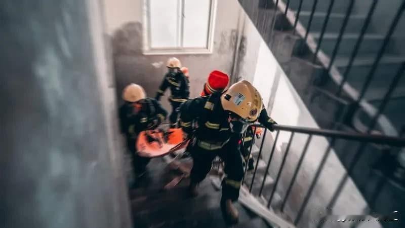 消防员当然怕热也怕疼。就说济南高温那会，6月12日最高气温预计达40℃，部分地区