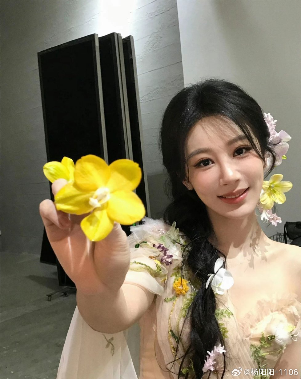 杨紫 你眼里是星星，一笑我的世界都亮了