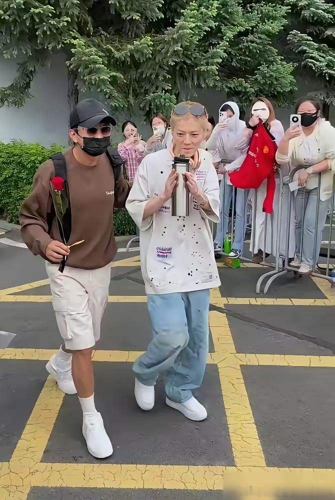 以前万众瞩目的顶流明星，现在怎么成了这个样子。弯腰驼背的，就像一个未老先衰的小老