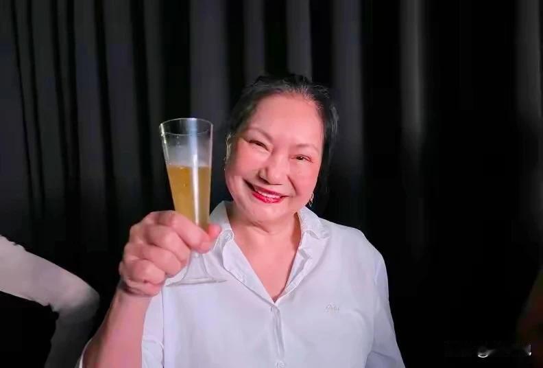 具俊晔在台北DJ秀，S妈瘦身13斤，拿出最好状态现身支持女婿，小S女儿许曦文火辣