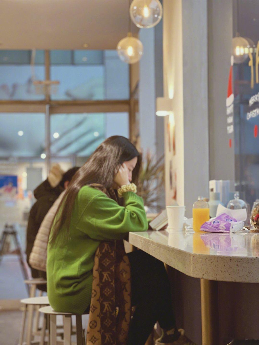 菲菲说过“我觉得我爱演员这个职业是用我的灵魂去爱的” 。她很纯粹感觉是为艺术而生