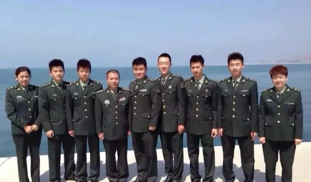 原八一乒乓球队9位身着军装的运动员的珍贵合影：

我一眼就认出了丰神隽逸的樊振东