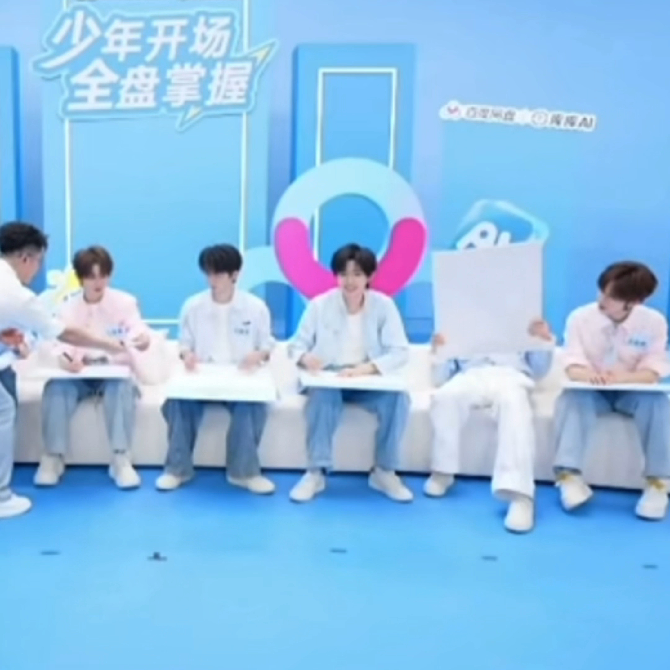 隔老远看到有人龇个牙 ​​​