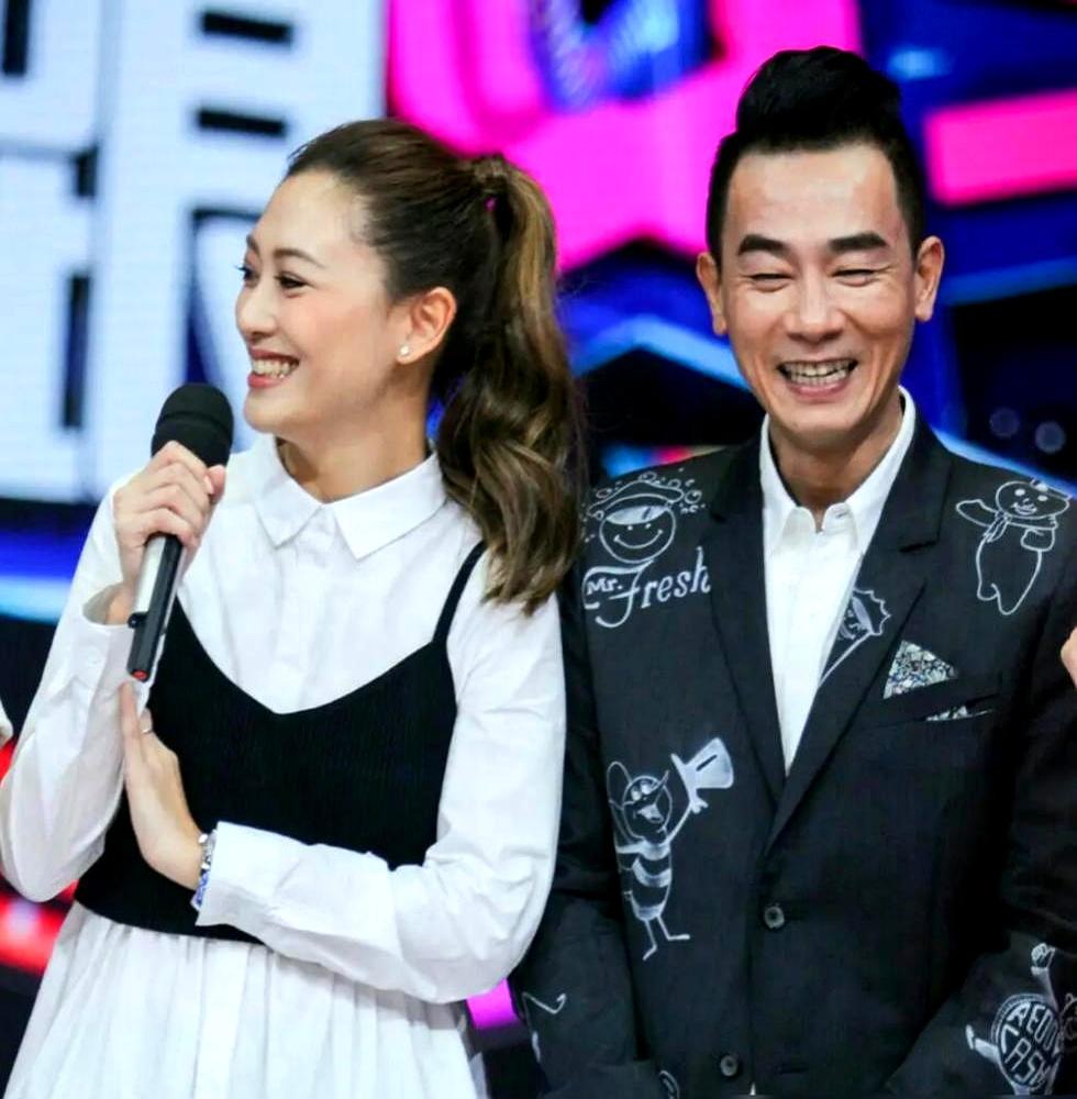 陈小春结婚15年，连自己有多少身家都不知道。
当年婚礼上宣读的“卖身契”不是作