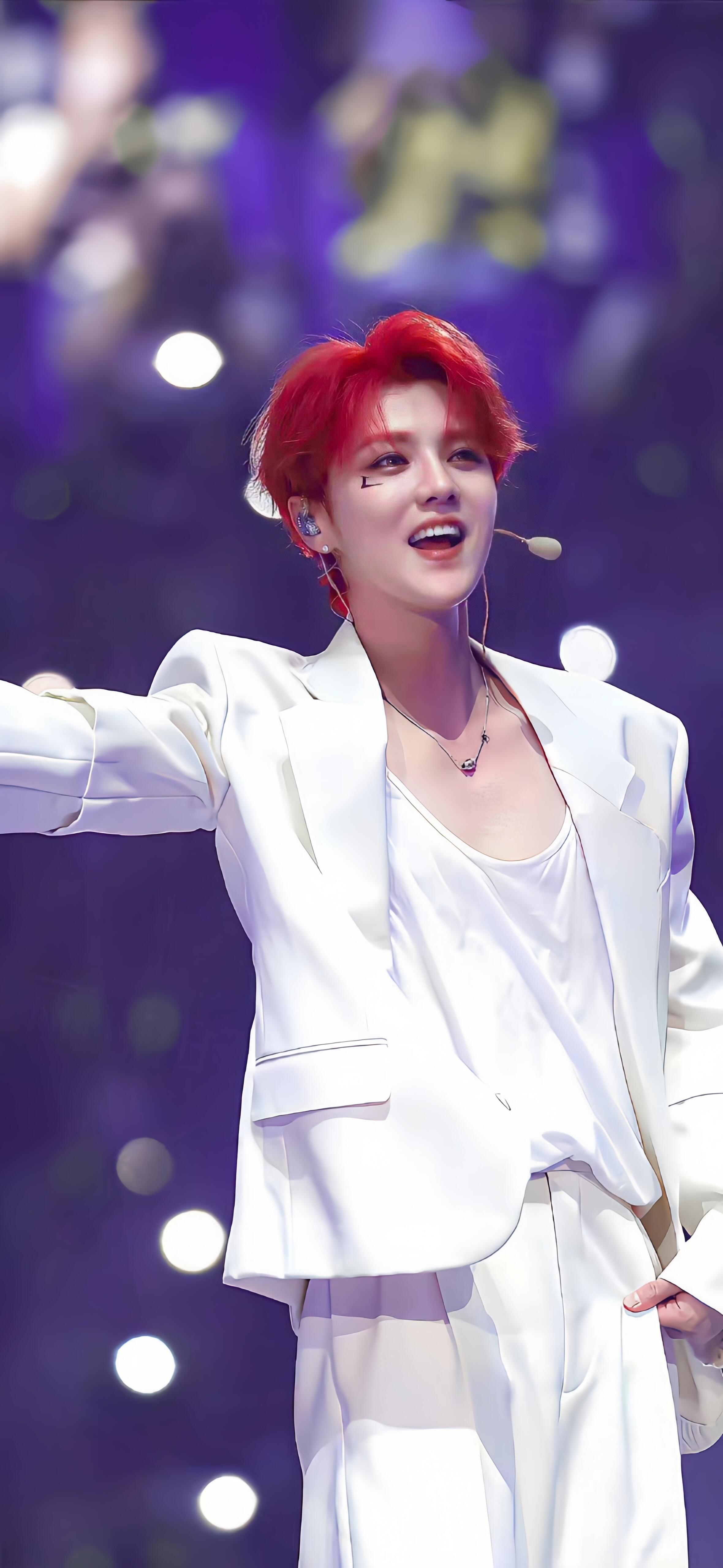#鹿晗 音乐节#💛一波壁纸送达每一张都是舔屏的程度[舔屏]舞台上鹿晗太迷人啦，