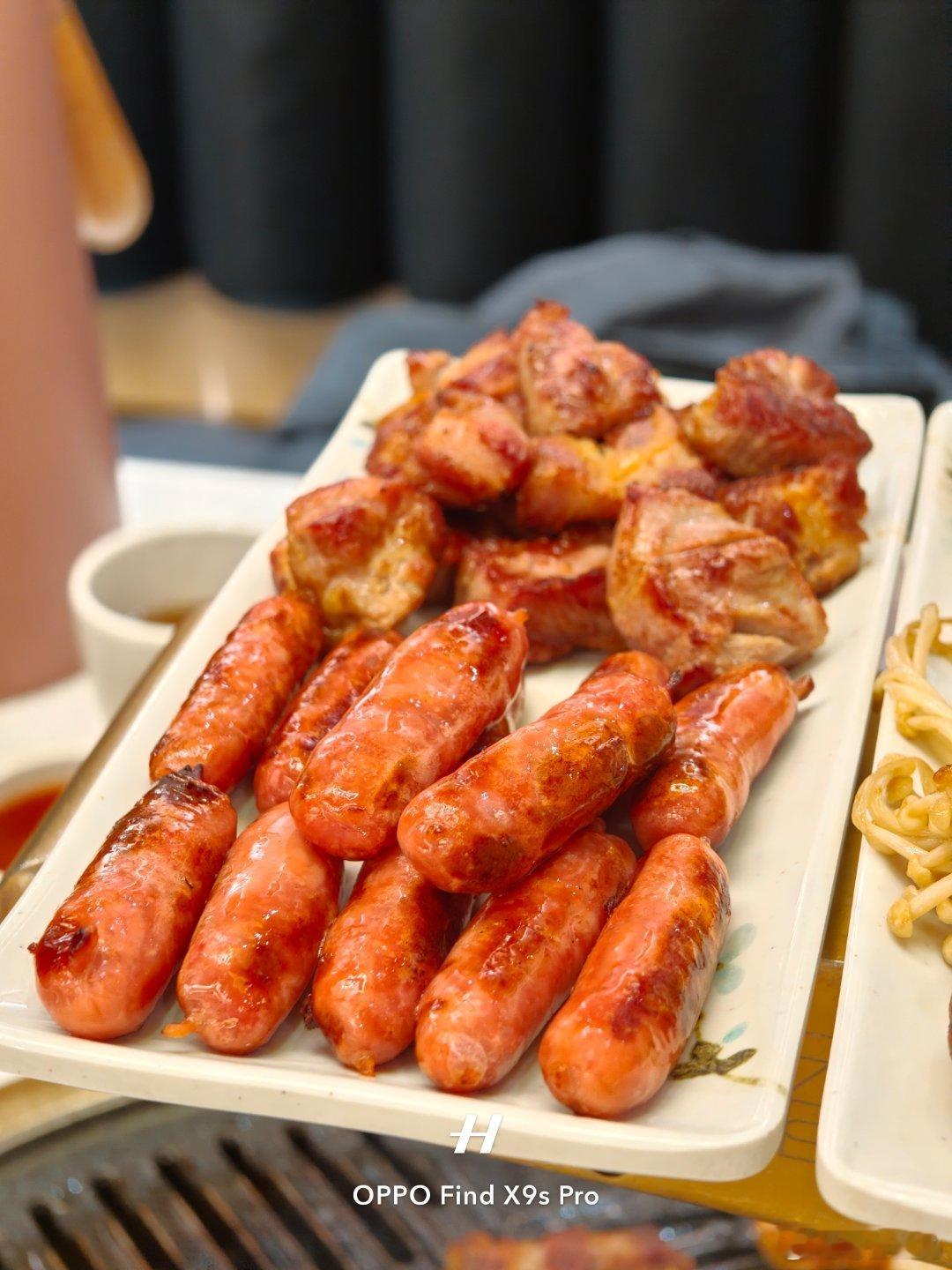 回青岛啦，休息日来犒劳犒劳自己，打卡黄岛白敬亭推荐的烤肉，味道还可以，主要是服务