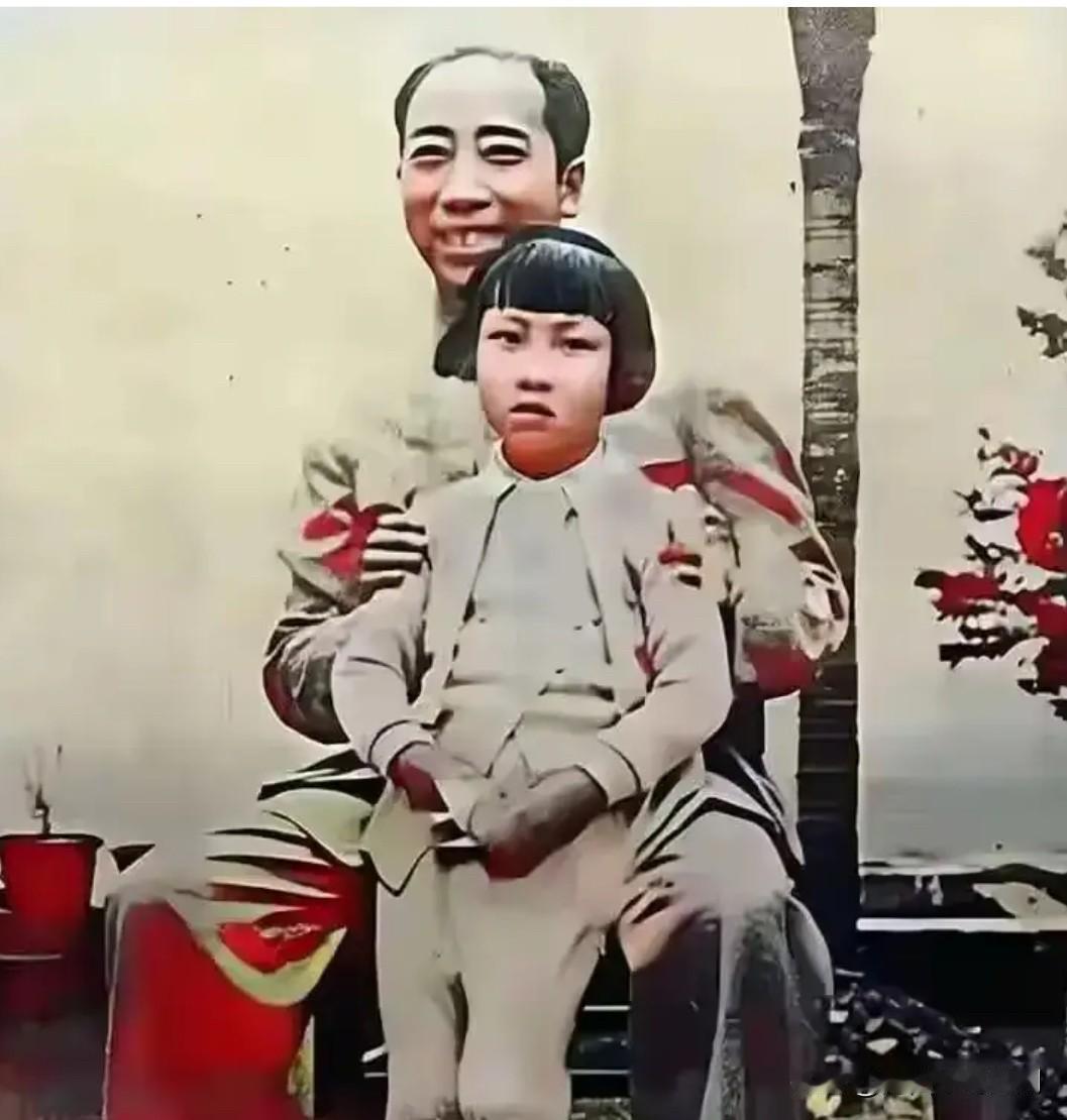1945年，戴笠与养女淑子在重庆家中的一张合影。淑子的亲生父母亲神田久之、工藤由