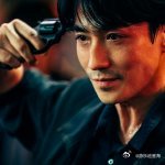 李施嬅说朱一龙又一个影帝来了被李施嬅的真情实感夸赞戳到，观影过程中不停感叹朱一龙